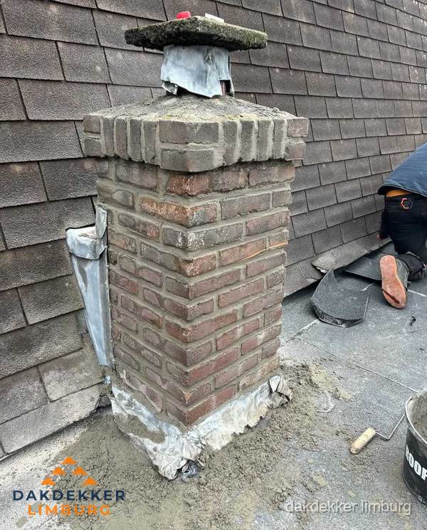 Schoorsteen reparatie met lood en voegwerk op leien dak in Limburg Schoorsteen reparatie met lood en voegwerk op leien dak in Limburg