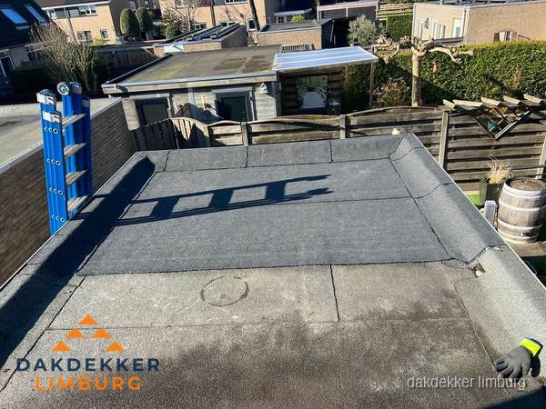 Dakdekker bij bitumen plat dak renovatie in Limburg Dakdekker bij bitumen plat dak renovatie in Limburg