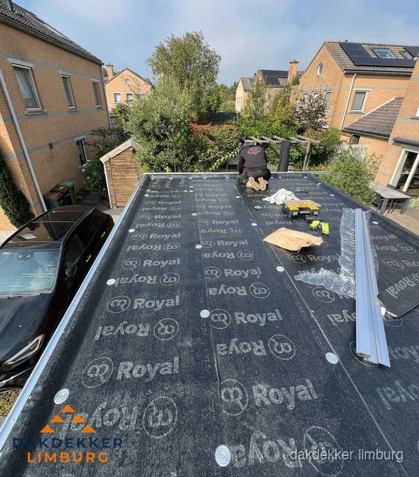 Dakdekker aan het werk op plat dak renovatie in Limburg