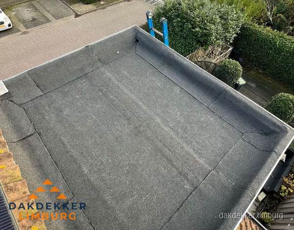 Gerenoveerd plat dak met nieuwe bitumen dakbedekking in Limburg Gerenoveerd plat dak met nieuwe bitumen dakbedekking in Limburg