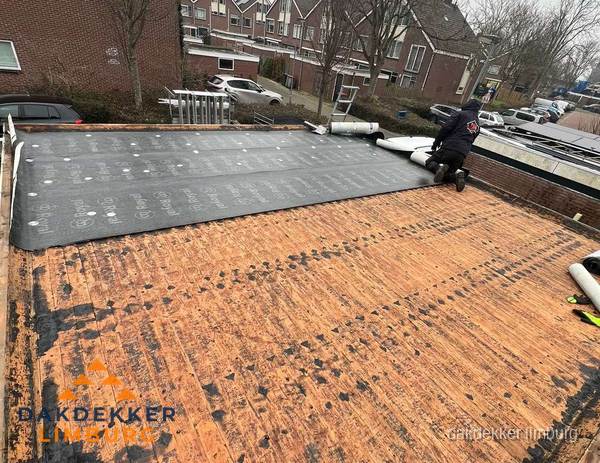 Dakdekker legt onderlaag op plat dak met houten constructie in Limburg Dakdekker legt onderlaag op plat dak met houten constructie in Limburg