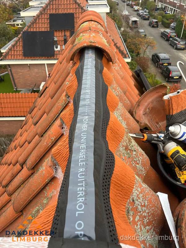 Dakdekker vervangt nokvorst met ruiterrol op pannendak in Limburg Dakdekker vervangt nokvorst met ruiterrol op pannendak in Limburg