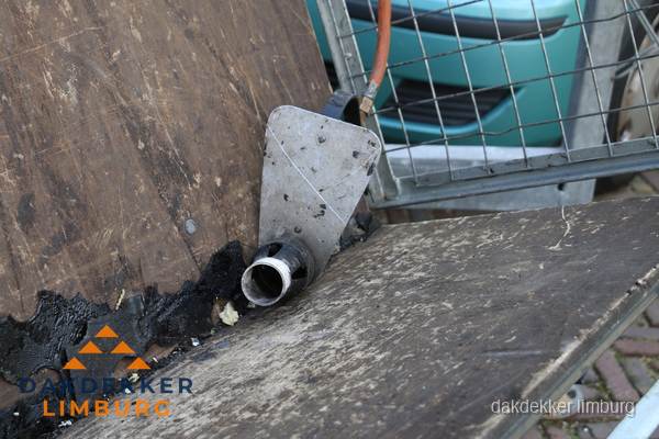 Dakdekkers gasbrander voor bitumen werkzaamheden in Limburg